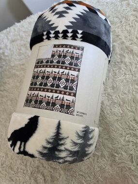 Wilderness Wolves Plush Throw Blanket - Gray, White‎ & Black